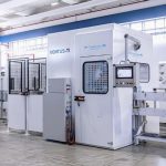 其设备可在15 分钟内完成纸、薄膜、无纺布、铝箔等不同材质、宽幅与厚度的快速切换，分切精度高达±0.1mm，运行速度飙升最快至1000包/分钟，大幅提升生产效率。 同时搭载独有的主动张力控制与边缘追踪技术，精准保障设备高速运行下的稳定收卷，从根源杜绝皱褶、断料等生产隐患，更支持 MES 数据对接，助力企业轻松实现工业4.0数字化升级。在生活用纸、成人护理品、医疗耗材及信封生产等领域，W+D 设备凭借高可靠性、长使用寿命的硬核品质，成为欧洲主流厂商的首选合作伙伴。