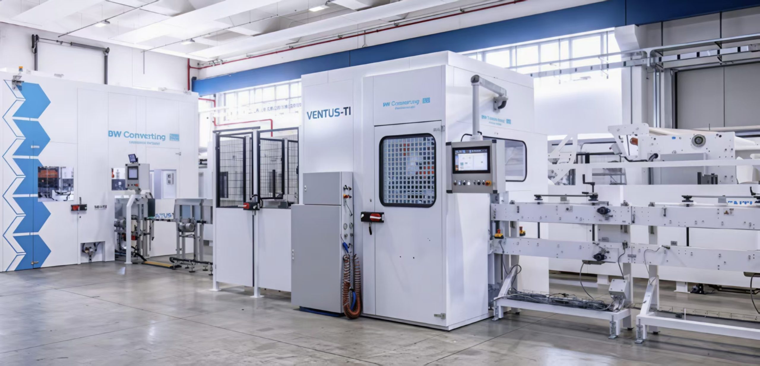 其设备可在15 分钟内完成纸、薄膜、无纺布、铝箔等不同材质、宽幅与厚度的快速切换，分切精度高达±0.1mm，运行速度飙升最快至1000包/分钟，大幅提升生产效率。 同时搭载独有的主动张力控制与边缘追踪技术，精准保障设备高速运行下的稳定收卷，从根源杜绝皱褶、断料等生产隐患，更支持 MES 数据对接，助力企业轻松实现工业4.0数字化升级。在生活用纸、成人护理品、医疗耗材及信封生产等领域，W+D 设备凭借高可靠性、长使用寿命的硬核品质，成为欧洲主流厂商的首选合作伙伴。