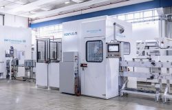 其设备可在15 分钟内完成纸、薄膜、无纺布、铝箔等不同材质、宽幅与厚度的快速切换，分切精度高达±0.1mm，运行速度飙升最快至1000包/分钟，大幅提升生产效率。 同时搭载独有的主动张力控制与边缘追踪技术，精准保障设备高速运行下的稳定收卷，从根源杜绝皱褶、断料等生产隐患，更支持 MES 数据对接，助力企业轻松实现工业4.0数字化升级。在生活用纸、成人护理品、医疗耗材及信封生产等领域，W+D 设备凭借高可靠性、长使用寿命的硬核品质，成为欧洲主流厂商的首选合作伙伴。